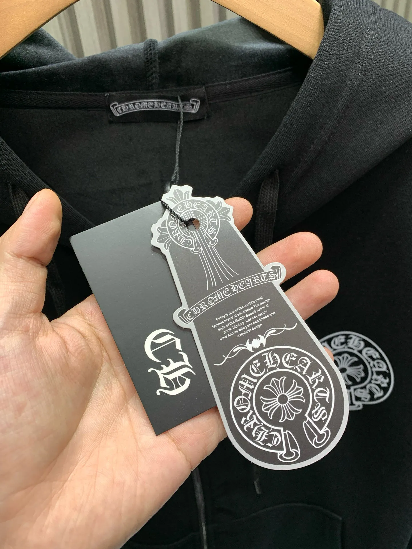 🅿️300 🀄️ Chrome Hearts Chrome Hearts Chrome New York City limited zipper jacket. Purchased and developed on the official website at 7999. 400 grams of pure cotton➕silver fox velvet. The fabric is made of 400 grams of thin velvet coarse fish scale fabric. The printing is based on the original version and is printed with hand glue. The finished product is brushed and washed to shape. It feels excellent. Real antique silver and aged chain heads. The overall routing is straight and delicate. The fabric is comfortable and soft. The color is consistent and has no color difference. Can be matched with the same style to create a fashionable look, suitable for various occasions. Customized accessories. Complete with three standards. Same style for men and women.